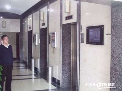 地铁3-4-9号线交汇，景鸿大楼112平精装办公空间，家具全配，即刻入驻